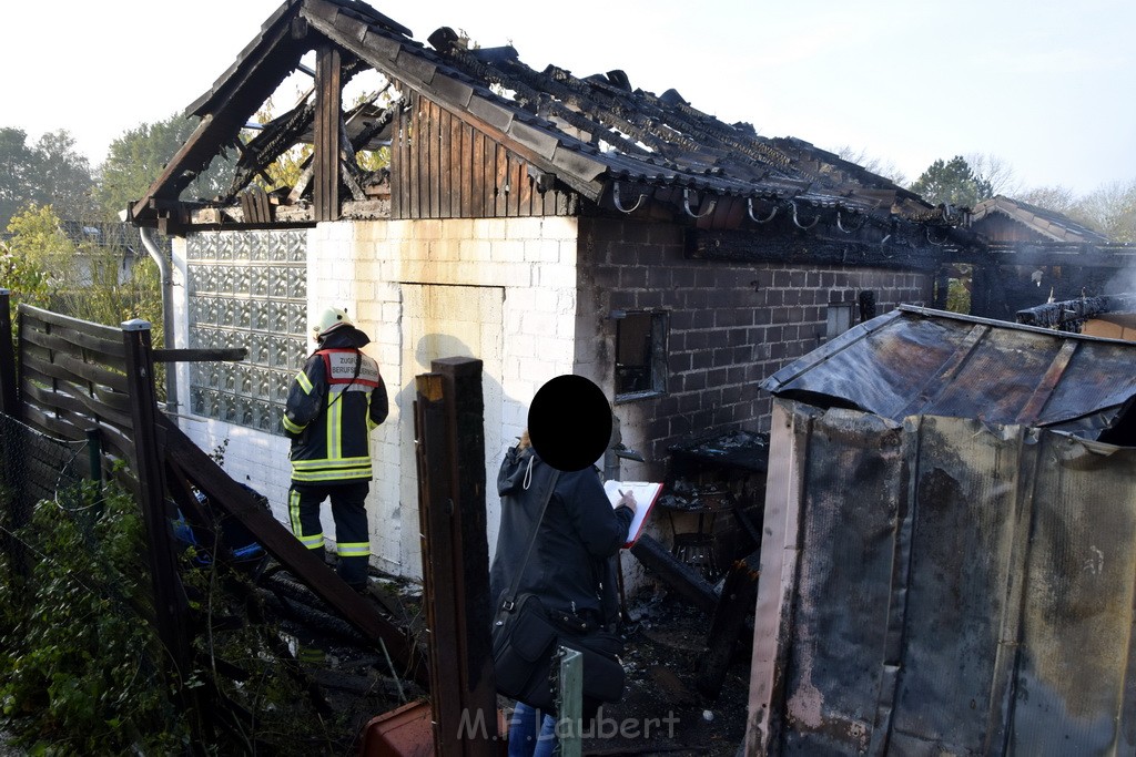 Feuer 1 brannten 3 Lauben Koeln Fuehlingen Kriegerhofstr P045.JPG - Miklos Laubert